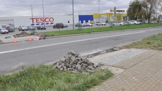 Łęczna: Powstaje bezpieczniejsze dojście do Tesco