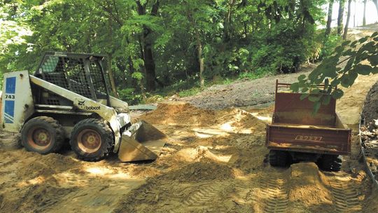 Łęczna: Ścieżką do ruin zamku, a później na plażę