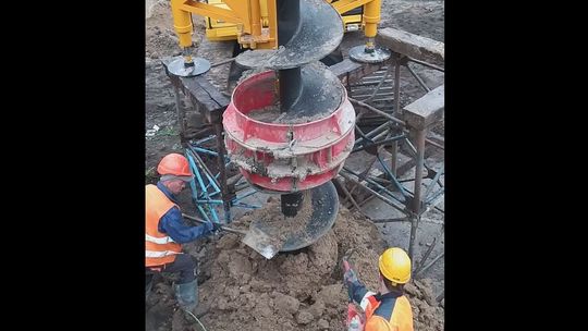 Łęczna: Wiercą otwory pod kładkę dla pieszych i rowerzystów