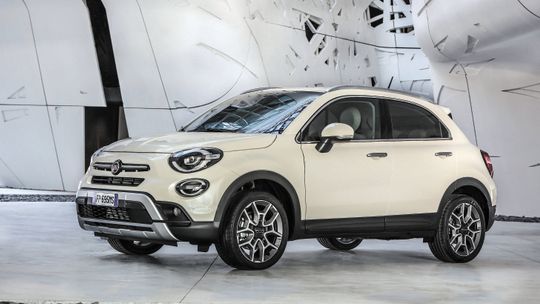 Ledowe „oczy”  i nowe „serca” Fiata 500X