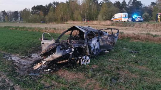 Ledwo uszli z życiem. Po wypadku auto zaczęło się palić