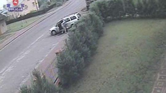 Ledwo wytoczył się z samochodu. Pijany kierowca nagrany przez monitoring