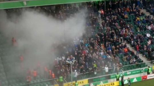 Legia-Górnik. Zadyma na trybunach, skandaliczne zachowanie kibiców [wideo]