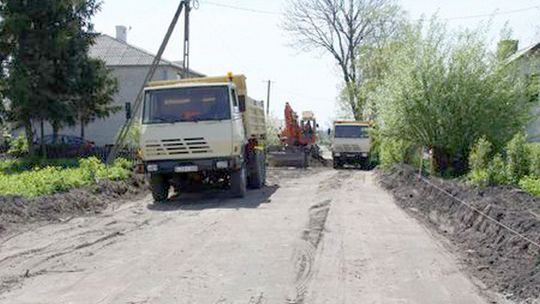 Leją asfalt na drodze gruntowej i montują diody