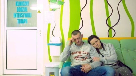 Lekarka nie pozwoliła rodzicom czuwać przy umierającym dziecku. Spędzili noc w samochodzie