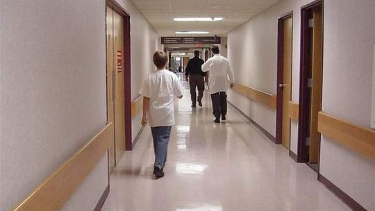 Lekarki nie wykryły guza. Pacjent walczy o życie