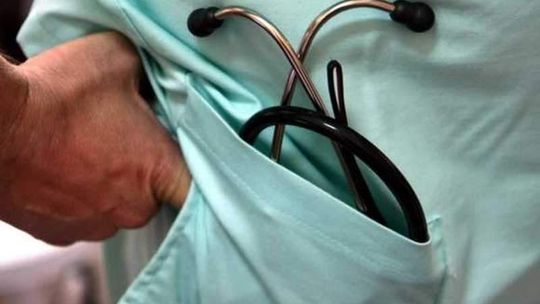 Lekarz odpiera zarzuty: Nie przyjąłem pieniędzy, ryb i miodu