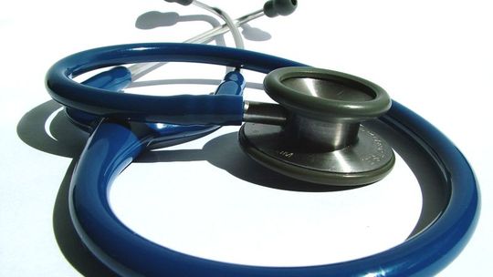 Lekarz wyłudzał pieniądze w szpitalu. 25 zł za akt zgonu, 1,6 tys. zł za tomografię