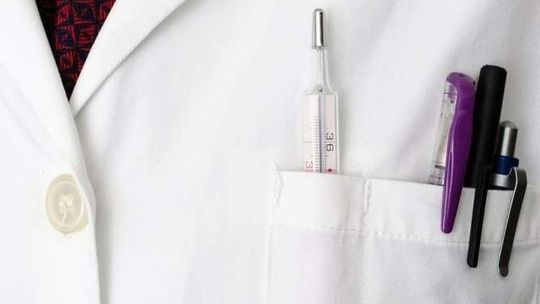 Lekarz zarabiał na śmierci? Miał brać pieniądze za wydanie karty zgonu. 77 zarzutów