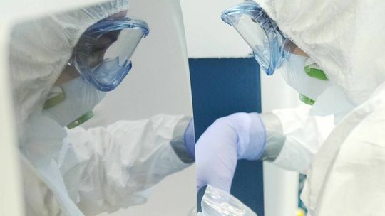 Lekarze: Covid-19 nie zniknął, przysłoniła go wojna