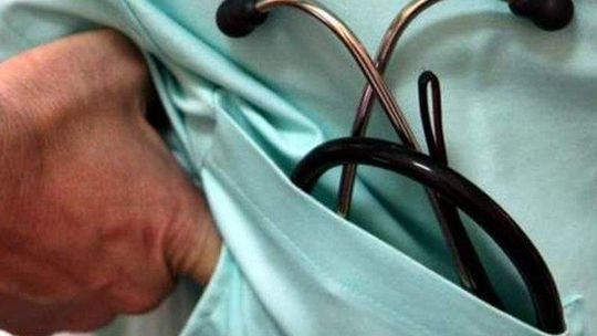 Lekarze dostali mniej pieniędzy od NFZ przez protest. \"Ucierpią na tym pacjenci\"