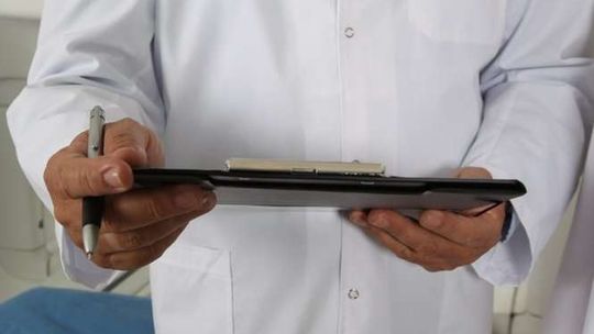 Lekarze leczyli, pacjent zmarł na sepsę. Zostali skazani na grzywny