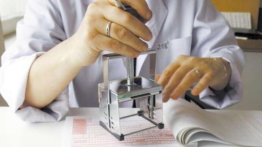 Lekarze nie są zainteresowani e-zwolnieniami, wolą tradycyjne. "System ulega przeciążeniu i się zawiesza"