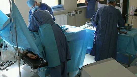 Lekarze popełnili błąd? Kobieta oskarża chirurgów o śmierć matki