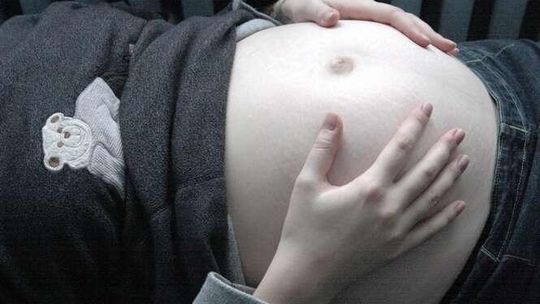 Lekarze wciąż wykonują "wyciskanie dziecka" przy porodzie. Wiele przypadków w Lubelskiem