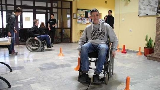 Lekcja empatii na wózku inwalidzkim. Uczniowie sprawdzili, jak to jest być niepełnosprawnym