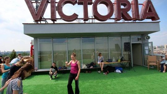 Lekcja tańca na dachu hotelu Victoria w Lublinie (zdjęcia)