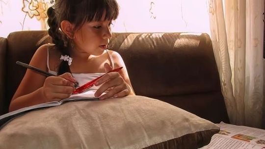 Lekcje do godz. 15., odrabianie pracy domowej do 22. Uczeń w mackach szkoły nawet w domu