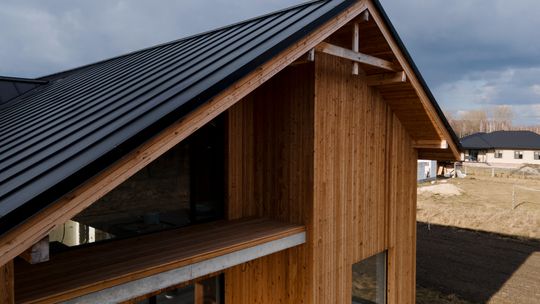 Lekka, wytrzymała i estetyczna, czyli idealna podbitka dachowa. Jak wybrać system, który przetrwa lata?