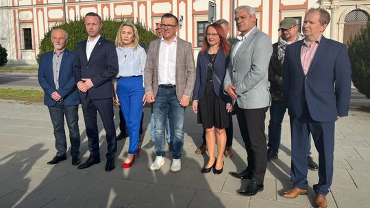 Lekko z nim nie mieli. Ale PiS i tak staje murem za Wnukiem