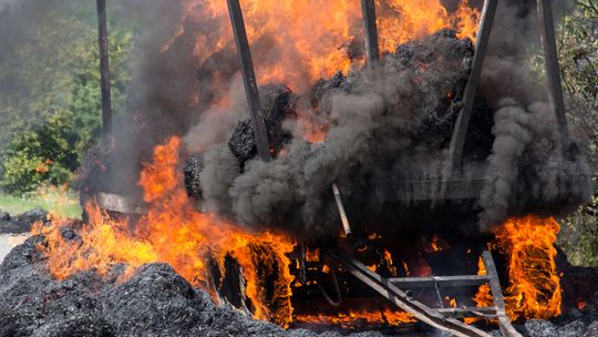 Leokadiów: Pożar przyczepy. Spłonęło kilka ton sprasowanego siana [zdjęcia]