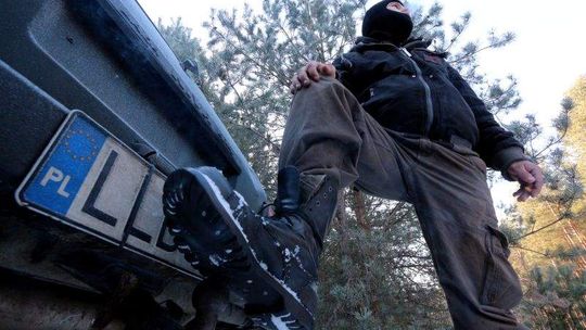 Leśny patrol na tropie kłusowników. Uratowaliśmy sarny i zające (wideo)