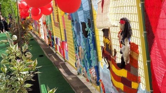 Letni look dla chorych dzieci. Włóczkowa instalacja w szpitalu dziecięcym (zdjęcia)