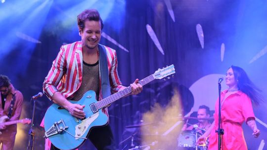 Letnie Brzmienia 2022. Krzysztof Zalewski na scenie w Lublinie, a pod sceną tłum