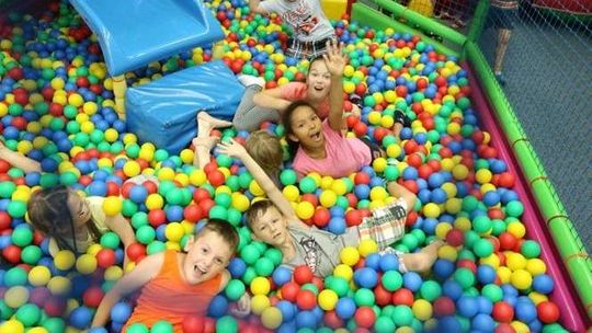 Letnie szaleństwo w basenie z piłkami (zdjęcia)