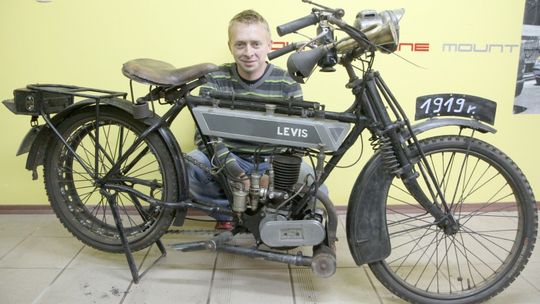 Levis ma prawie 100 lat! Jeździ i to jak...