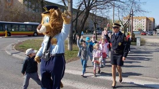 Lew ze Straży Miejskiej edukuje dzieci