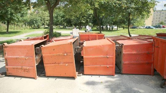 Leżące kontenery \"ozdobą\" skweru na Czubach