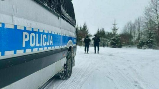 Leżał na chodniku w samym swetrze i trząsł się z zimna. Interweniowali policjanci