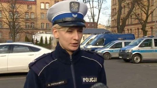 Leżała na chodniku, była już sina. Policjanci uratowali 2,5-latkę