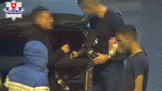 Libacja przy samochodzie w centrum Lublina, kierowca zatrzymany. Wszystko nagrała kamera