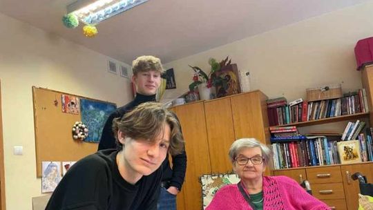 Licealiści łączą pokolenia. W wolnym czasie chodzą do DPS-u