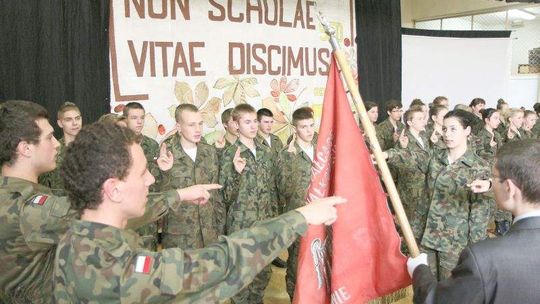 Licealiści w mundurach. Ślubowanie w VIII LO