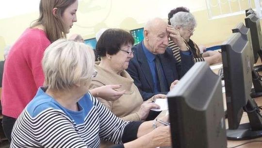 Licealistki, seniorzy i net. Ruszył projekt w V LO w Lublinie