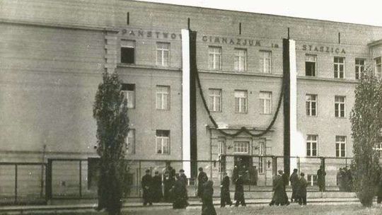 Liceum im. Stanisława Staszica świętuje. Jak wyglądała szkoła ponad pół wieku temu?