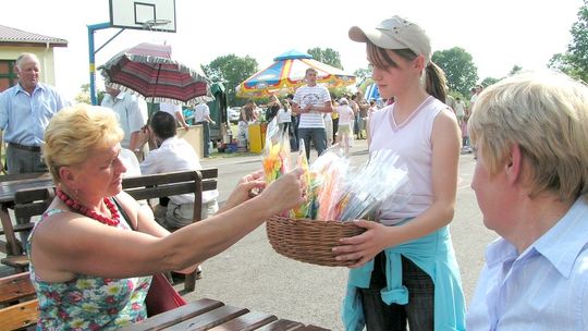 Licytacja krawatu Donalda Tuska na festynie Dzieci Dzieciom