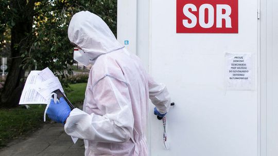 Liczba zakażeń koronawirusem w Polsce rośnie. Dzisiaj to 2292 osoby. Zmarło 27 chorych