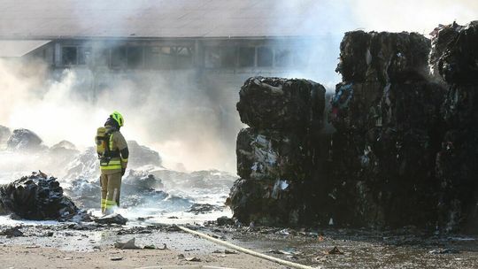 Liczenie strat po pożarze w sortowni odpadów w Lublinie. Akcja trwała 12 godzin