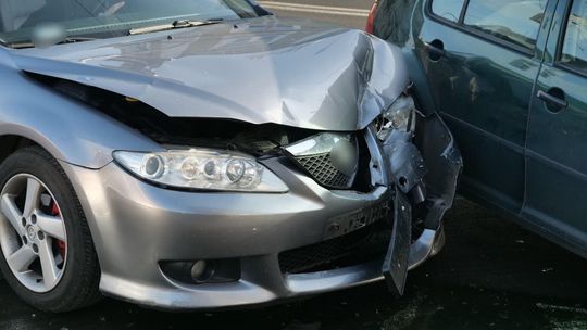 Liczyli na pieniądze z ubezpieczenia. Umówili się na stłuczkę, niedaleko czekała laweta