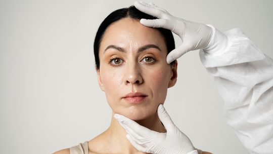 Lifting twarzy bez skalpela – czy jest możliwy?