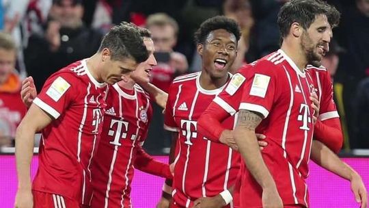 Liga Mistrzów. Bayern awansuje, Lewandowski bije rekord