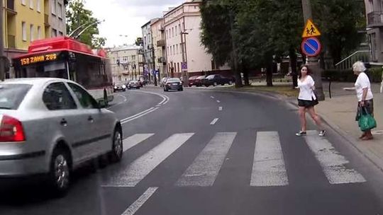 Lipowa: Kobieta na przejściu, a kierowcy jadą (wideo)