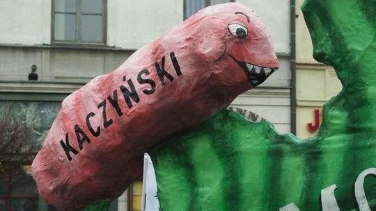 Liść Demokracji, a na nim m.in. Kaczyński, Macierewicz, Orban jako gąsienice [zdjęcia]