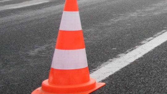 Liśnik. Ciężarówka wjechała do rowu, utrudnienia na drodze nr 74