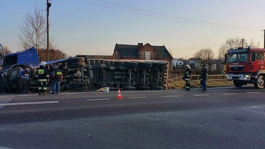 Liśnik Duży: Ciężarówka wjechała do rowu (zdjęcia)