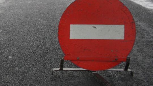 Liśnik Duży: Ciężarówka z przęsłem mostu zablokowała drogę nr 74